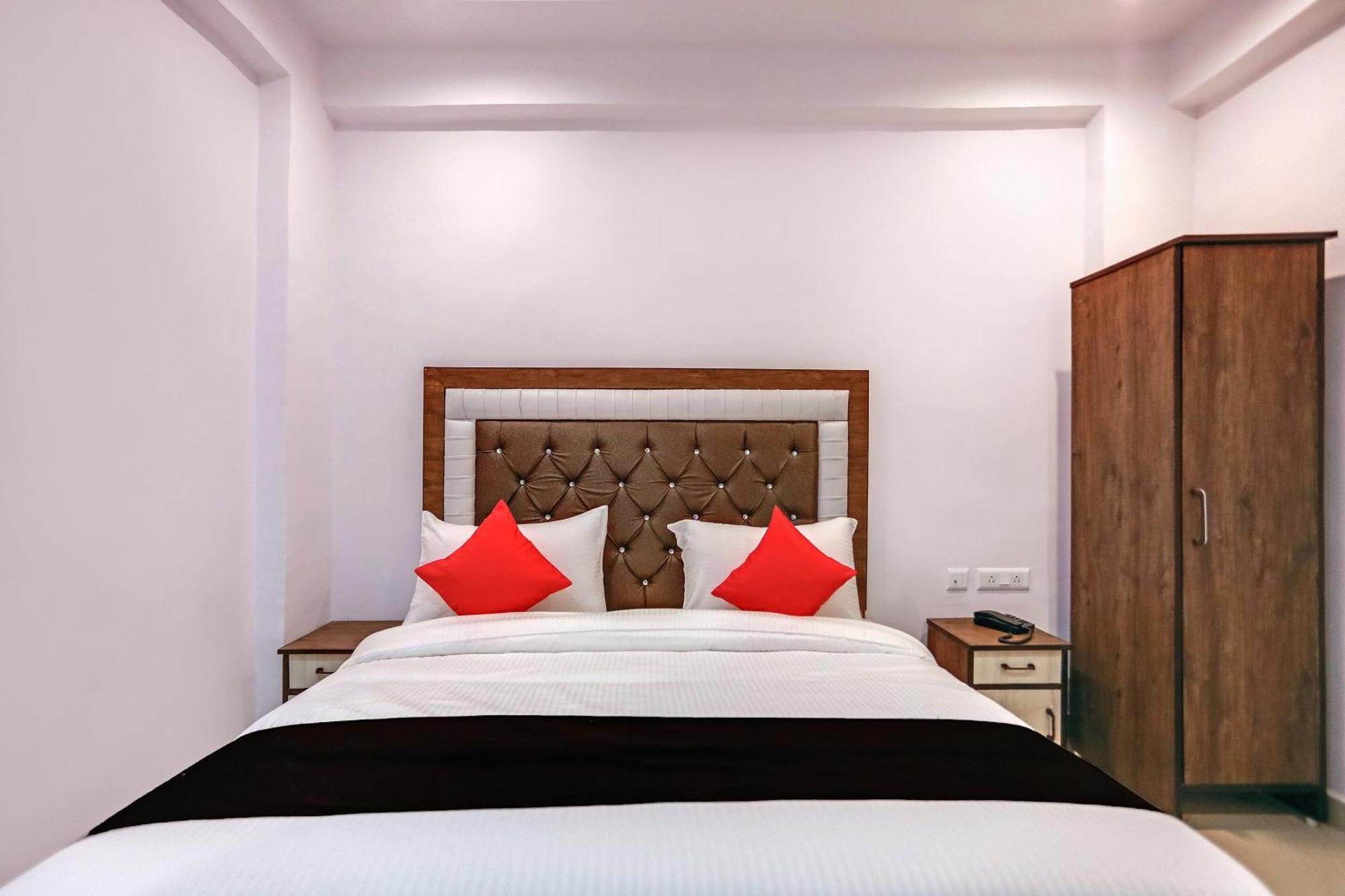 Hotel O Golden Stone Ghaziabad Bagian luar foto