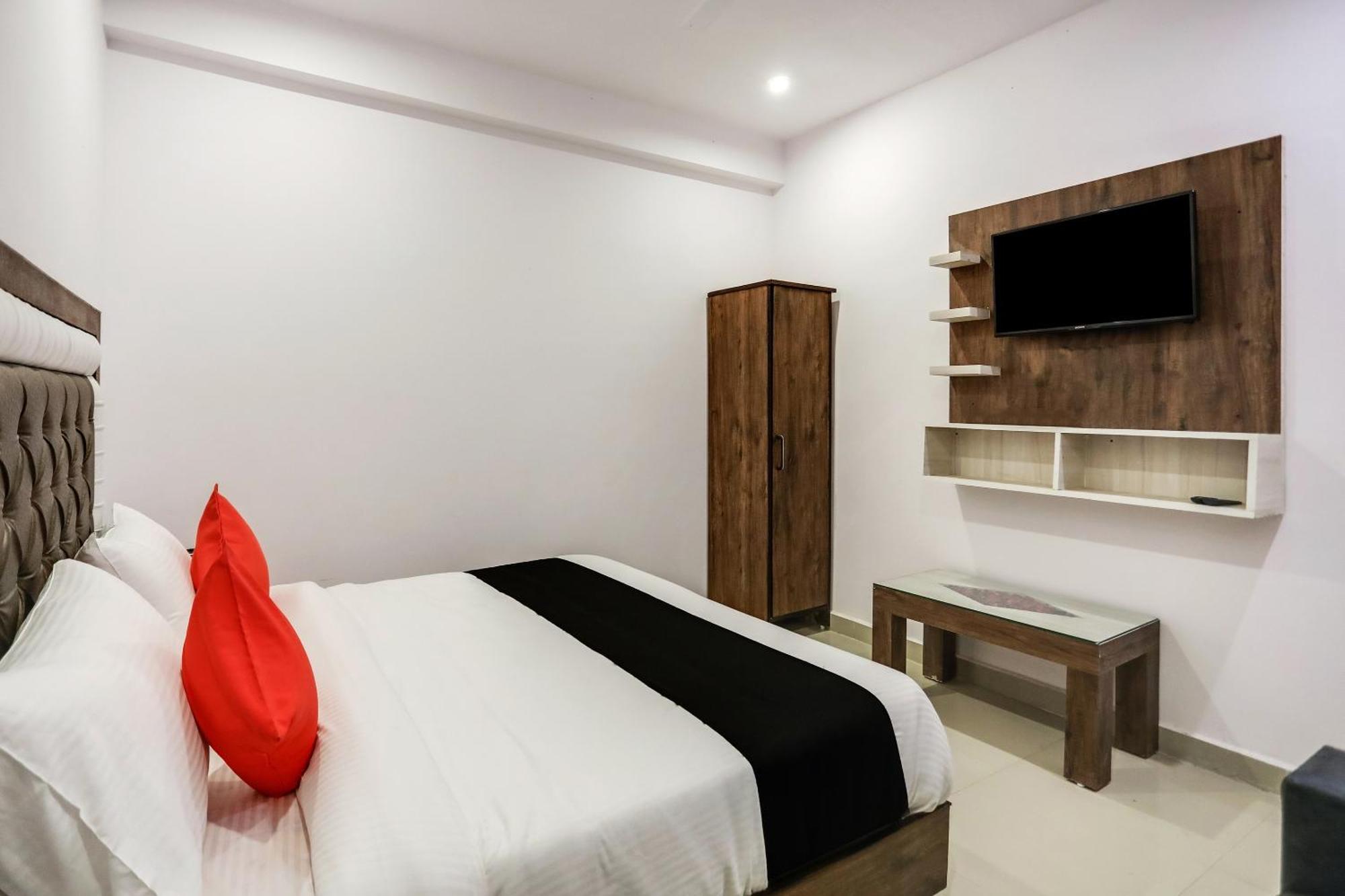 Hotel O Golden Stone Ghaziabad Bagian luar foto